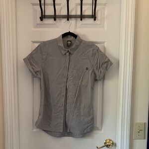 Eastern Mountain Sports Men's Short-Sleeve Button-Up Shirt in Light Gray